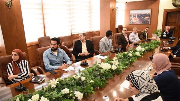 محافظ بورسعيد يناقش