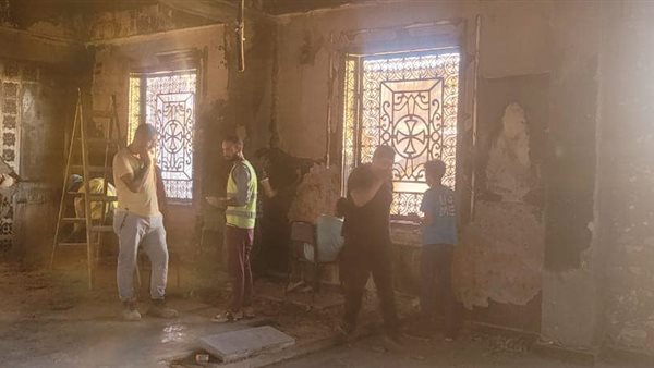 خلال رفع الحطام بالكنيسة