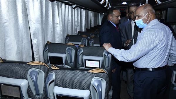 وزير النقل خلال الجولة