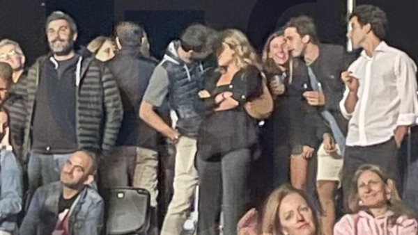 بيكيه وصديقته 