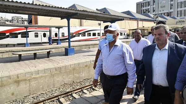 وزير النقل خلال الجولة