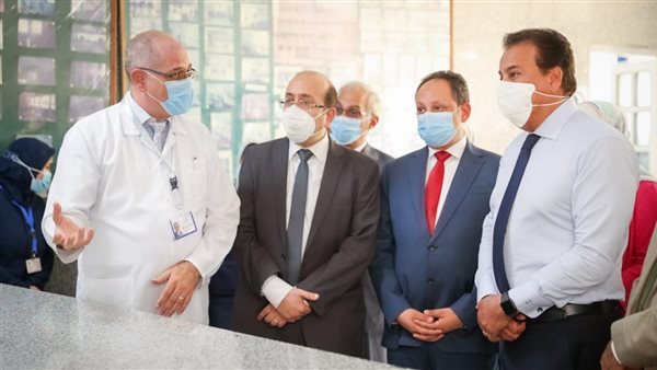 وزير الصحة خلال الجولة