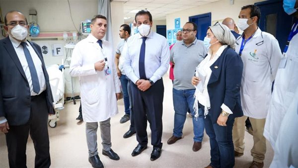 وزير الصحة خلال الجولة
