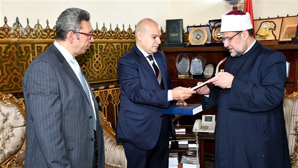 وزير الأوقاف يلتقي