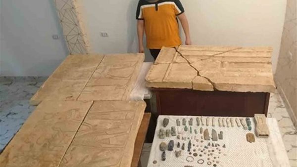 المتهم مع المضبوطات