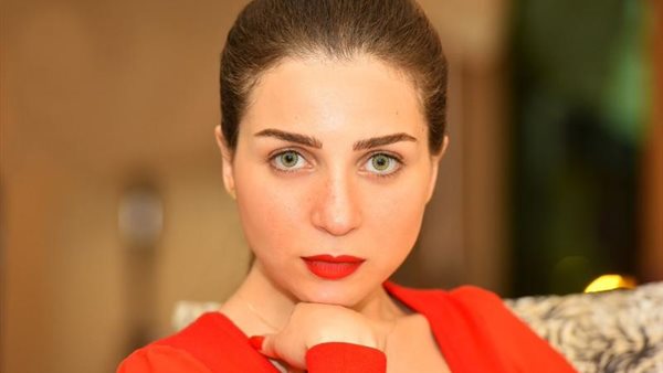 الفنانة مي عزالدين