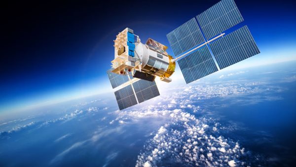 إطلاق أول قمر صناعي