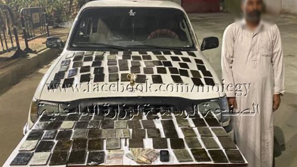 المتهم وجانب من المضبوطات