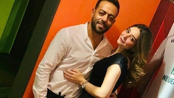 تامر عاشور وزوجته