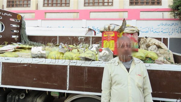 المتهم وجانب من المضبوطات