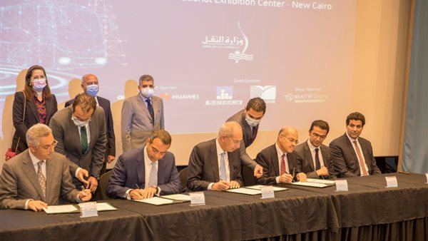 جانب من التوقيع