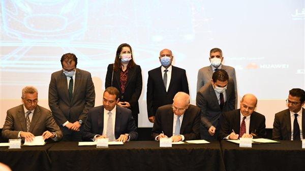 وزيرة التخطيط خلال