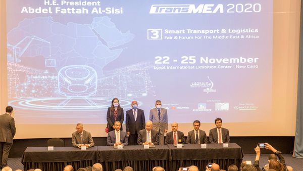 جانب من التوقيع 