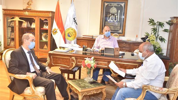 محافظ أسيوط برفقة