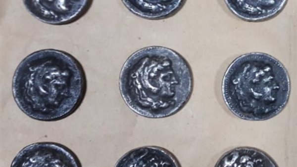 جانب من العملات المضبوطة