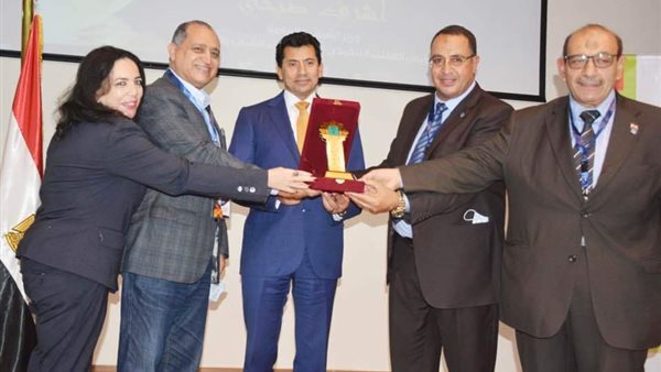 جانب من تكريم وزير