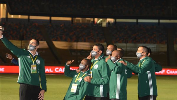 طاقم تحكيم المباراة