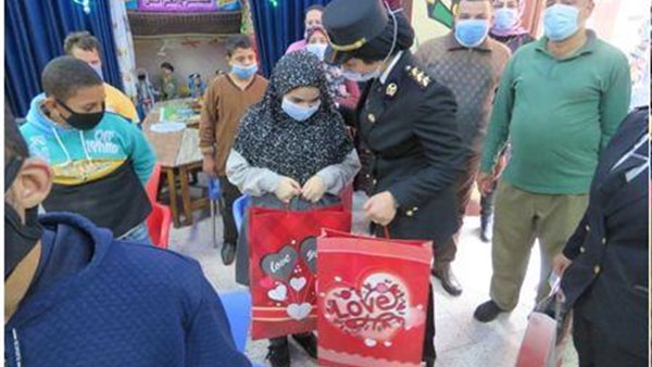 توزيع عدد من الهدايا