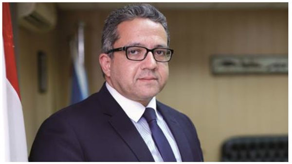 وزير الاثار والسياحة