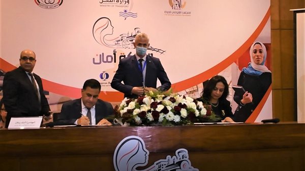 جانب من التوقيع