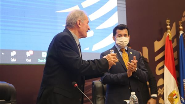 وزير الرياضة وحسن