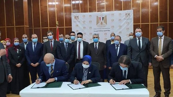 جانب من توقيع العقد