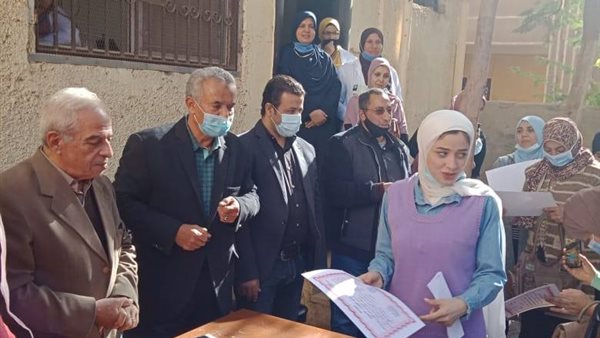 جانب من تسليم شهادات