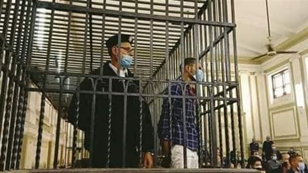 المتهم داخل قفص الاتهام