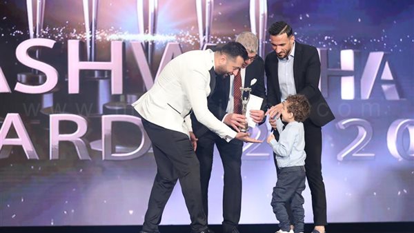 تكريم على معلول ونجله