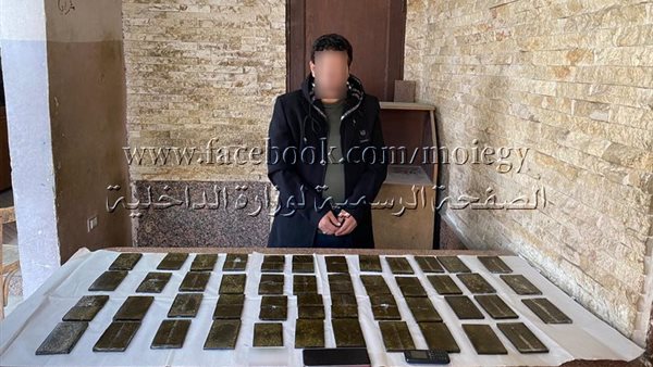 المتهم وجانب من المضبوطات