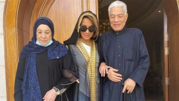 بسمة وهبة ووالديها