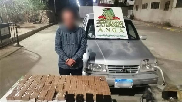 المتهم وجانب من المضبوطات