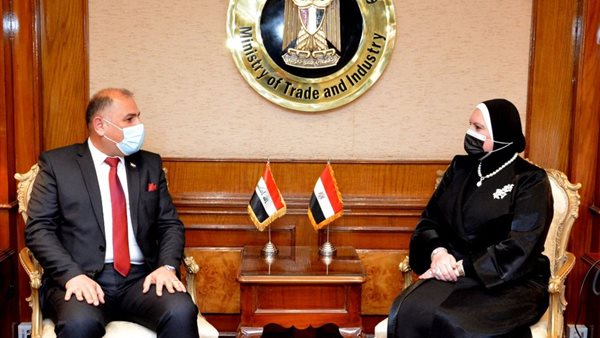 وزيرة الصناعة ونظيرها