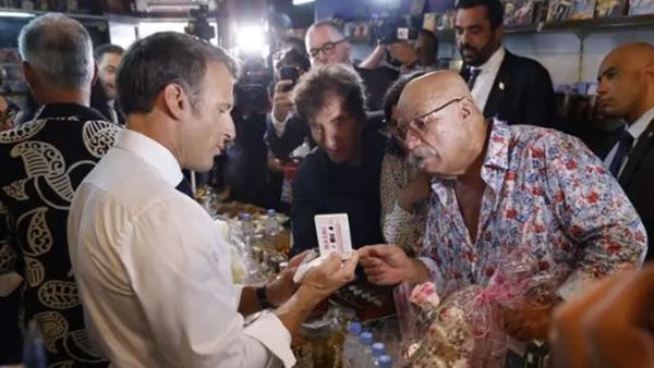 ماكرون خلال زيارته