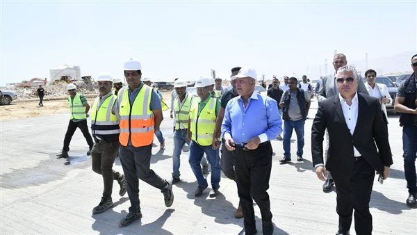 وزير النقل خلال الجولة