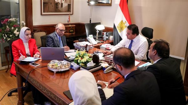 وزير الصحة خلال الاجتماع