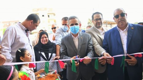 المحافظ اثناء الافتتاح