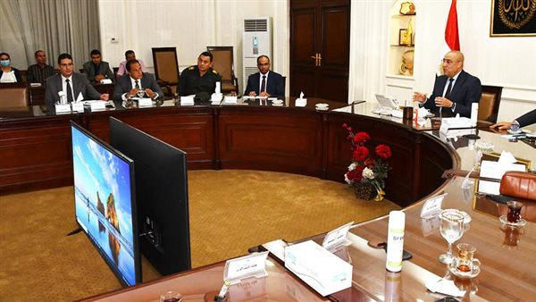 وزير الاسكان خلال