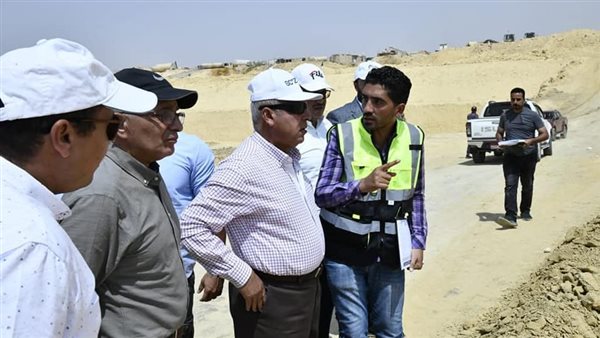 وزير النقل خلال الجولة