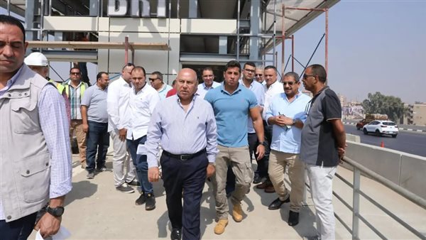 وزير النقل خلال الجولة