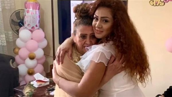 ندي مع والدتها