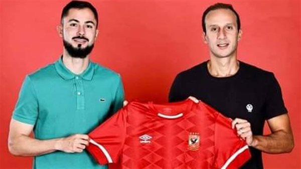 جانب من التوقيع