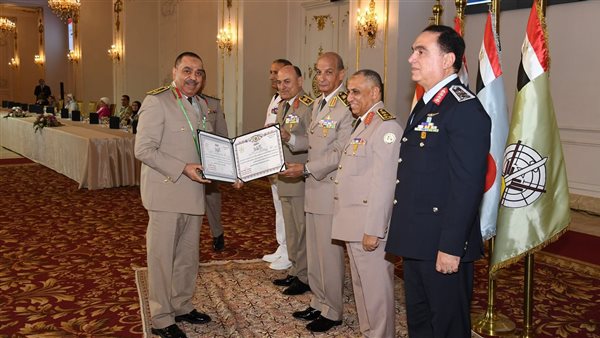 وزير الدفاع يكرم