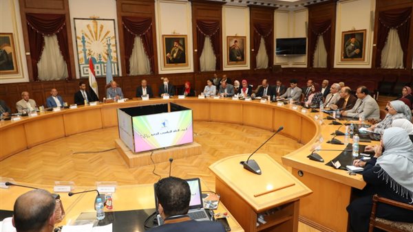 محافظ القاهرة خلال