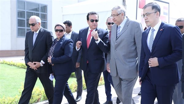 وزير الصحة خلال الجولة