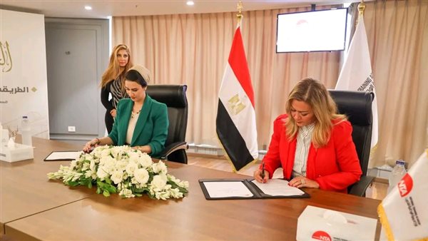 أثناء توقيع البروتوكول