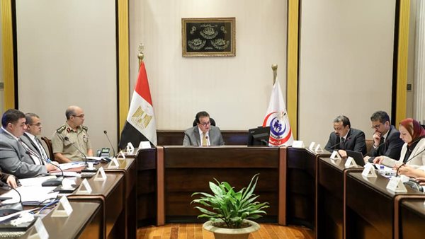 وزير الصحة خلال الاجتماع