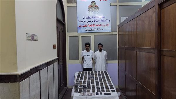 المتهمين مع المضبوطات