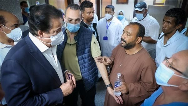 وزير الصحة خلال الجولة