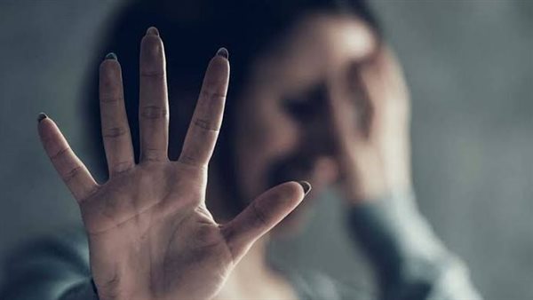 شخص يعتدي علي معاقة